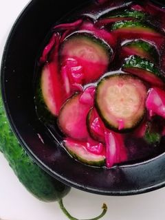 Фото Маринованные огурцы 🥒 розовые.