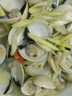 Hình của món Nghêu hấp sả ớt ngày mưa.