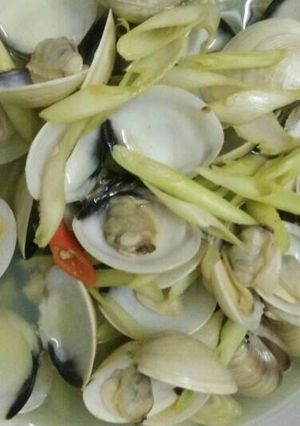 Hình của món Nghêu hấp sả ớt ngày mưa.