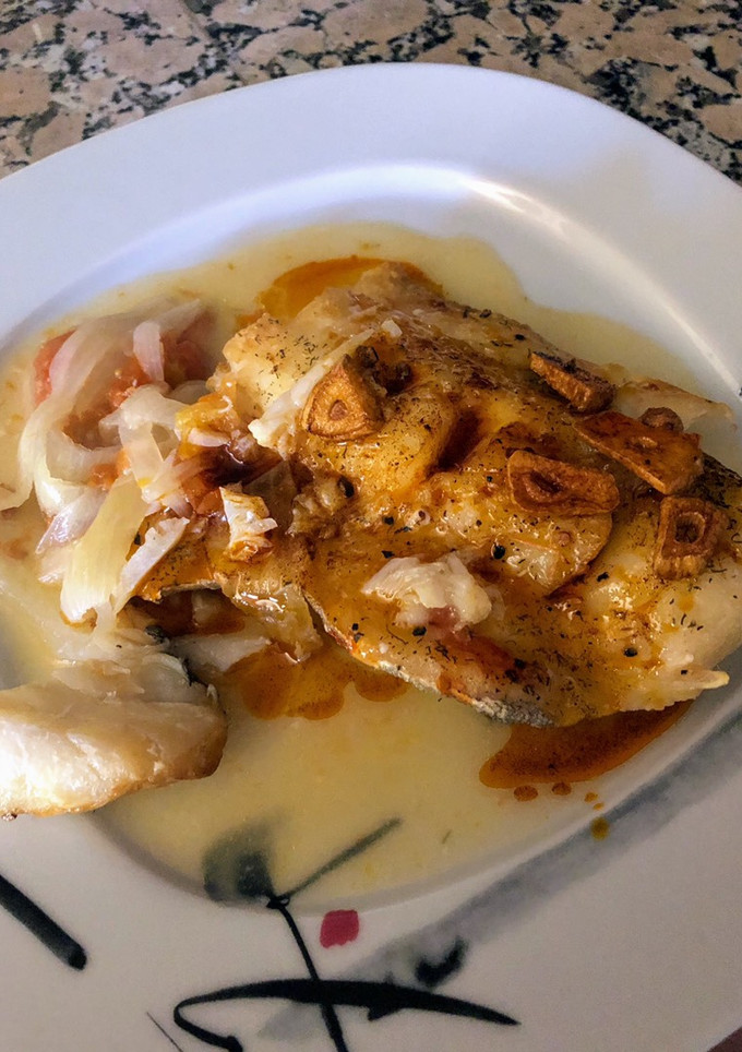 Una foto de Bacalao fresco al horno con ajos fritos y pimentón de La Vera