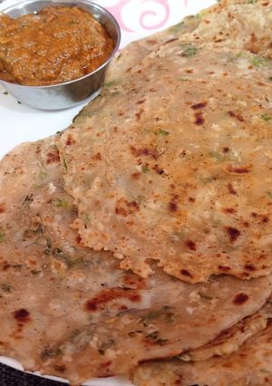 गार्लिक पराठा (garlic paratha recipe in marathi) रेसिपी चे मुख्य फोटो 