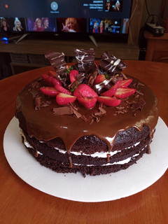 Una foto de Torta Desnuda de Chocolate y Fresas 🍫🍓😋 // Naked Cake🤭