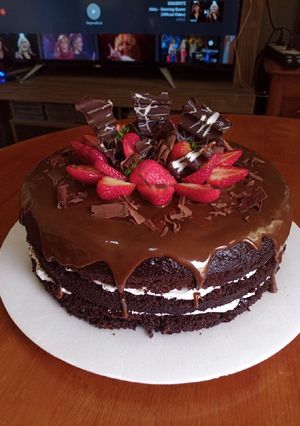 Una foto de Torta Desnuda de Chocolate y Fresas 🍫🍓😋 // Naked Cake🤭