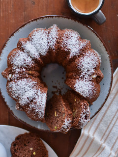 Foto di Ciambella cacao, yogurt e frutta secca