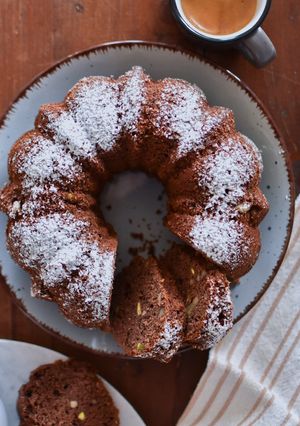 Foto di Ciambella cacao, yogurt e frutta secca