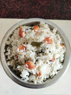 தேங்காய் பால் புலாவ் (Thenkaai paal pulao recipe in tamil) செய்முறை முக்கிய புகைப்படம்
