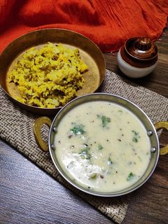 गुजराती कढ़ी-खिचड़ी (Gujarati kadhi khichdi recipe in hindi) रेसिपी मुख्य फोटो