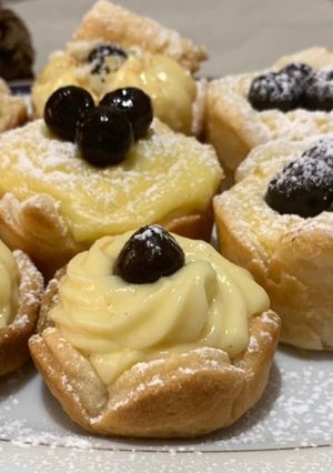 Foto di Cestini di pasta sfoglia, crema pasticciera e amarene