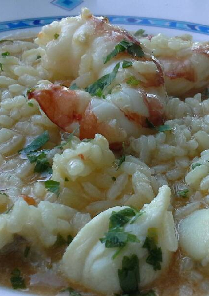 Una foto de Arroz caldoso de rape y gambones