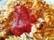 Una foto de sardinas con tomate