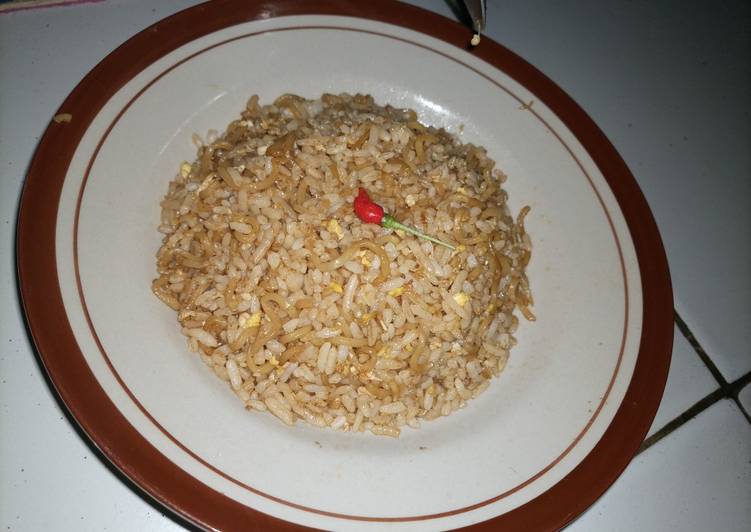 Bagaimana Membuat Nasi goreng mie rendang ? Anti Gagal