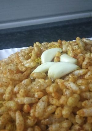 લસનિયા મમરા (Lasaniya Mamra Recipe In Gujarati) રેસીપી મુખ્ય ફોટો