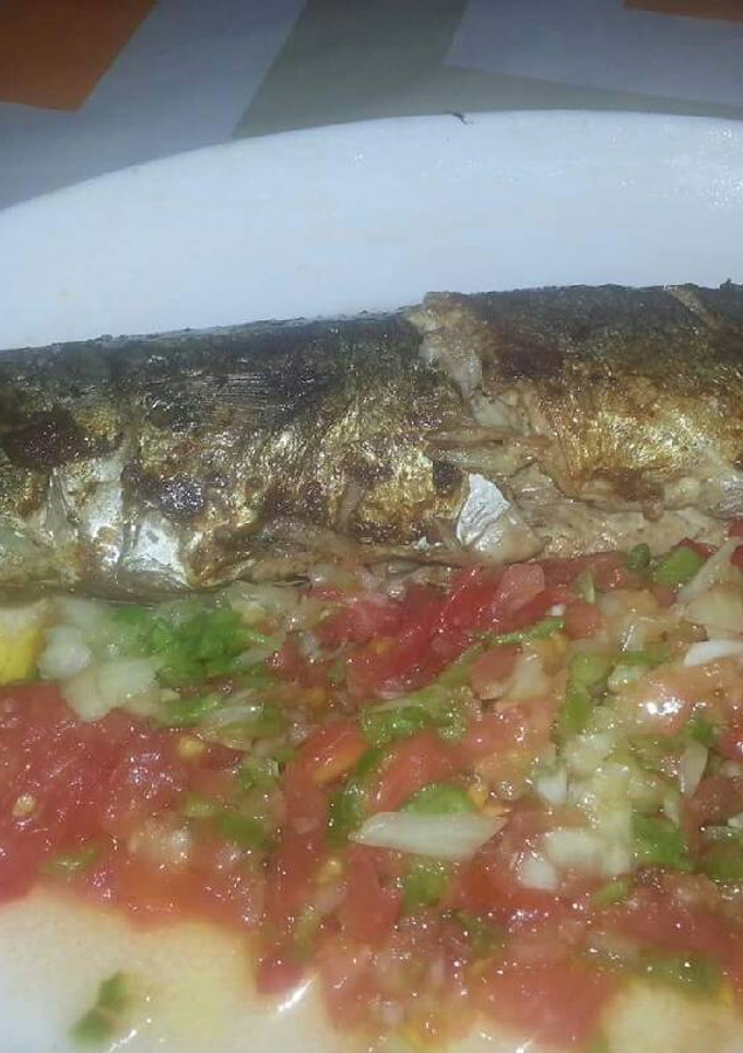 Una foto de Caballa asada con piriñaca