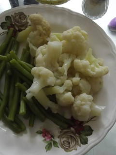 Una foto de Ejotes y coliflor con huevos de  rancho