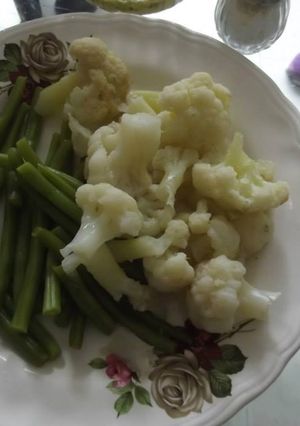 Una foto de Ejotes y coliflor con huevos de  rancho