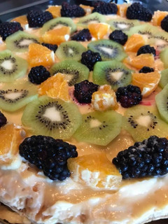 Una foto de Tarta de crema y frutas