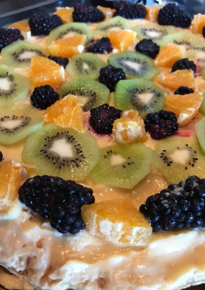 Una foto de Tarta de crema y frutas