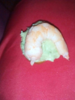 Una foto de Canapé de aguacate y gambas