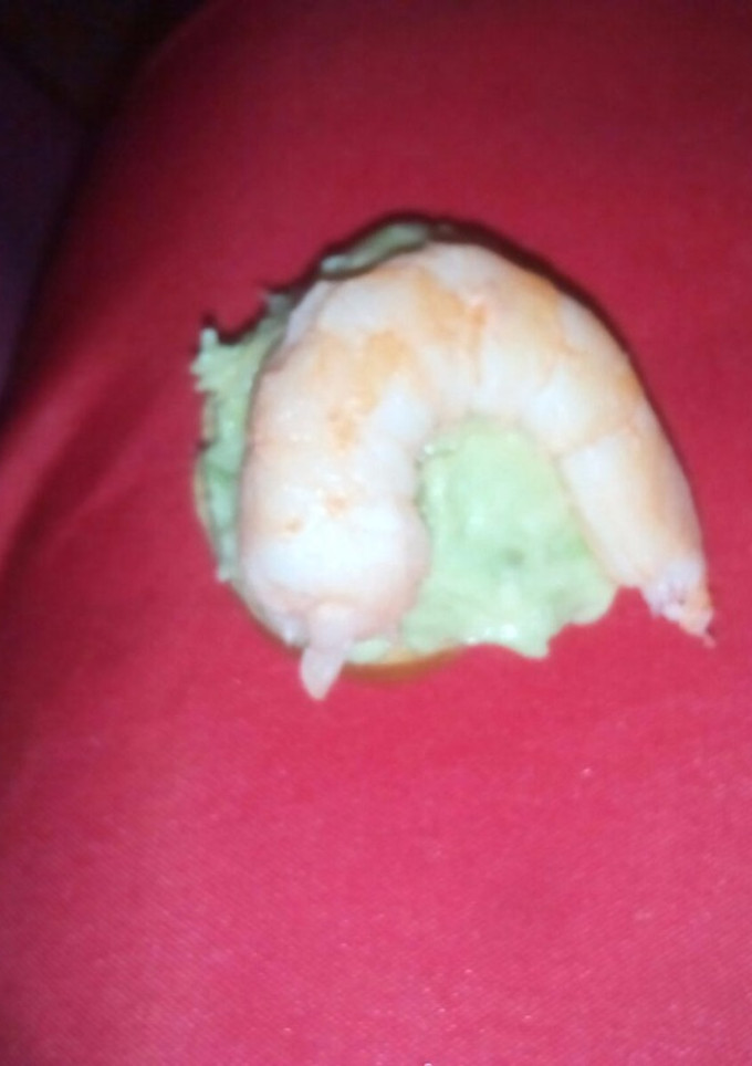 Una foto de Canapé de aguacate y gambas