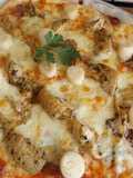 Pizza casera con quesos, alcachofas, palmitos y salchichón ibérico