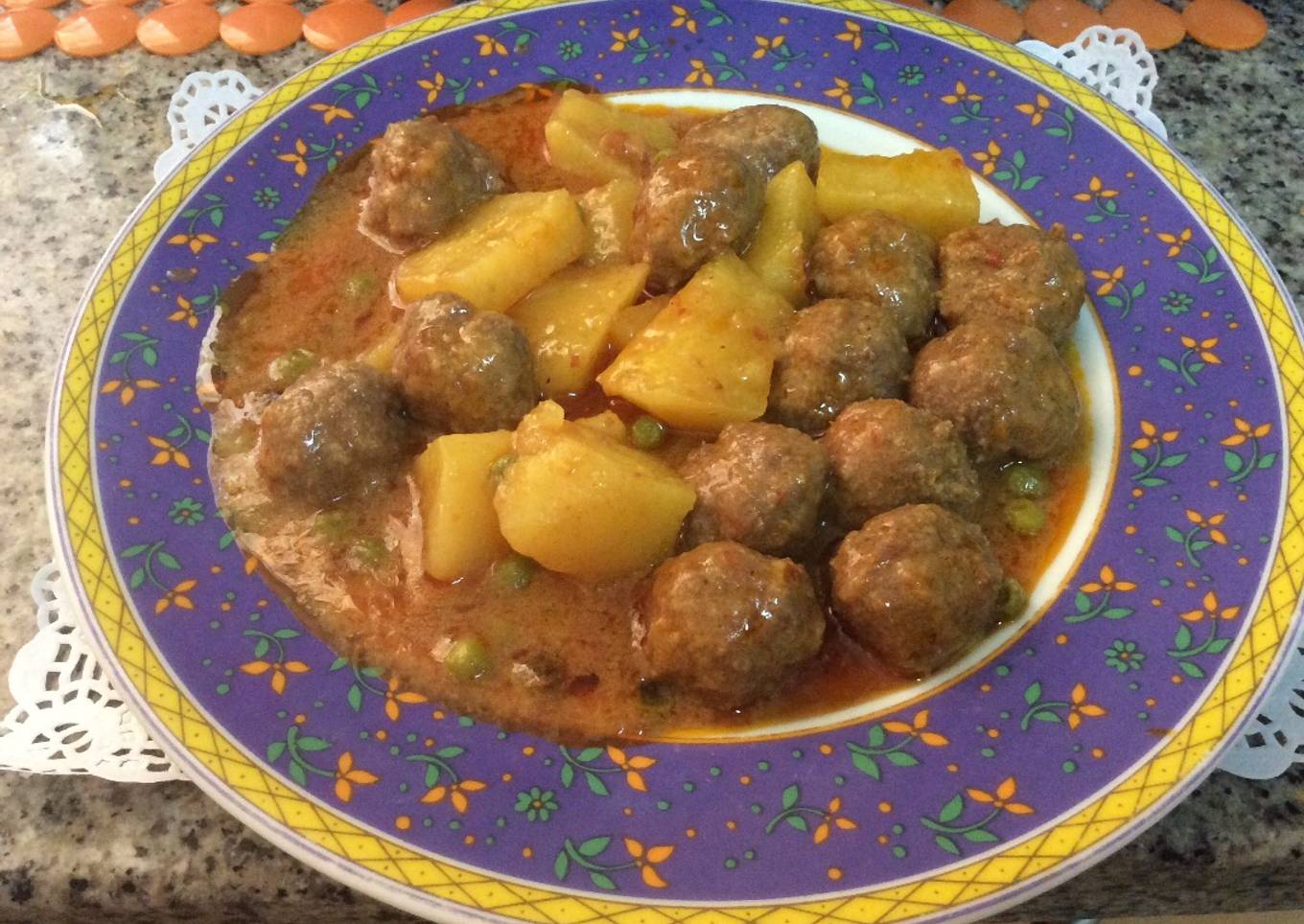 Albóndigas en salsa con patatas en olla gmf