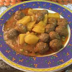 Una foto de Albóndigas en salsa con patatas en olla gmf