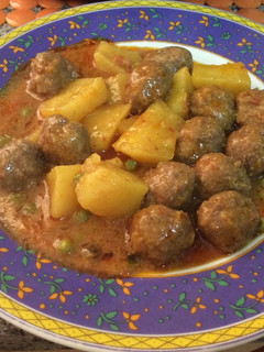 Una foto de Albóndigas en salsa con patatas en olla gmf