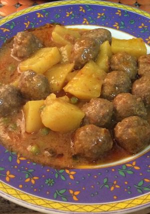 Una foto de Albóndigas en salsa con patatas en olla gmf