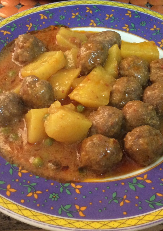 Una foto de Albóndigas en salsa con patatas en olla gmf