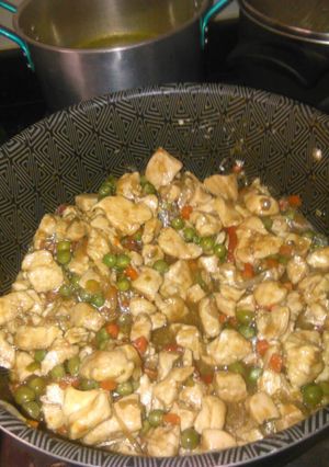 Una foto de Pollo con verduras