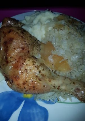 Sült csirkecomb savanyù káposzta ágyon almával és burgonyával recept fotója
