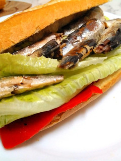 Una foto de Bocadillo de sardinas con pimientos