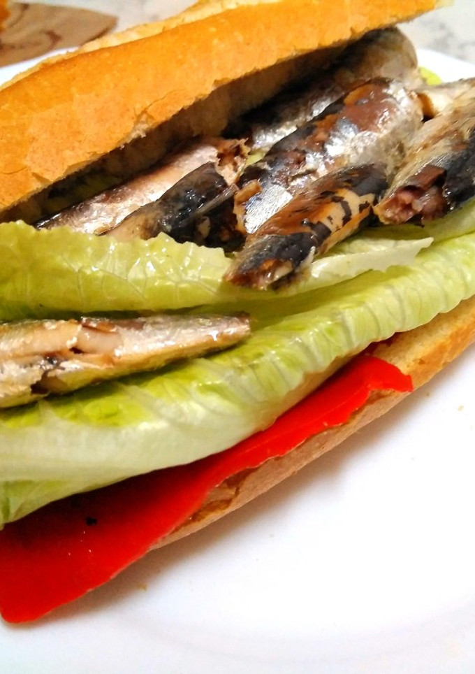 Una foto de Bocadillo de sardinas con pimientos