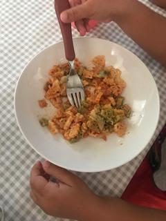 Una foto de Pasta de dinosaurios con atún y tomate