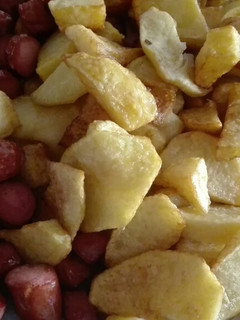 Una foto de Porrilla de patatas, salchichas y huevos