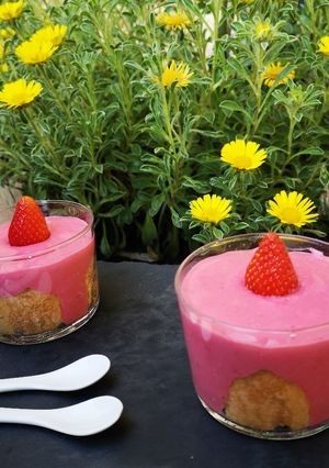 Une photo de Verrines façon charlotte à la crème patissière aux fraises