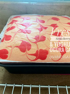 Foto resep Strawberry Yoghurt Ogura cake + fresh Strawberry 🍓