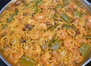 Foto principal de Arroz con almejas, chipirones, langostinos pelados y judías