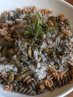 Una foto de Pasta de espelta con habitas y judías verdes redondas