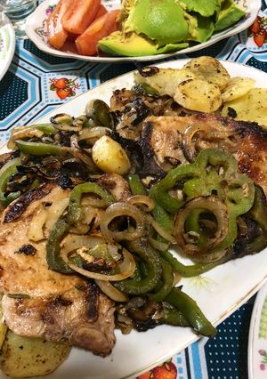 Una foto de Costeletas de cerdo a la plancha con verduras