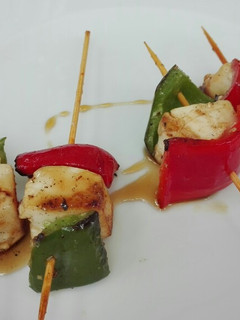 Una foto de Pinchos de pescado y pimiento