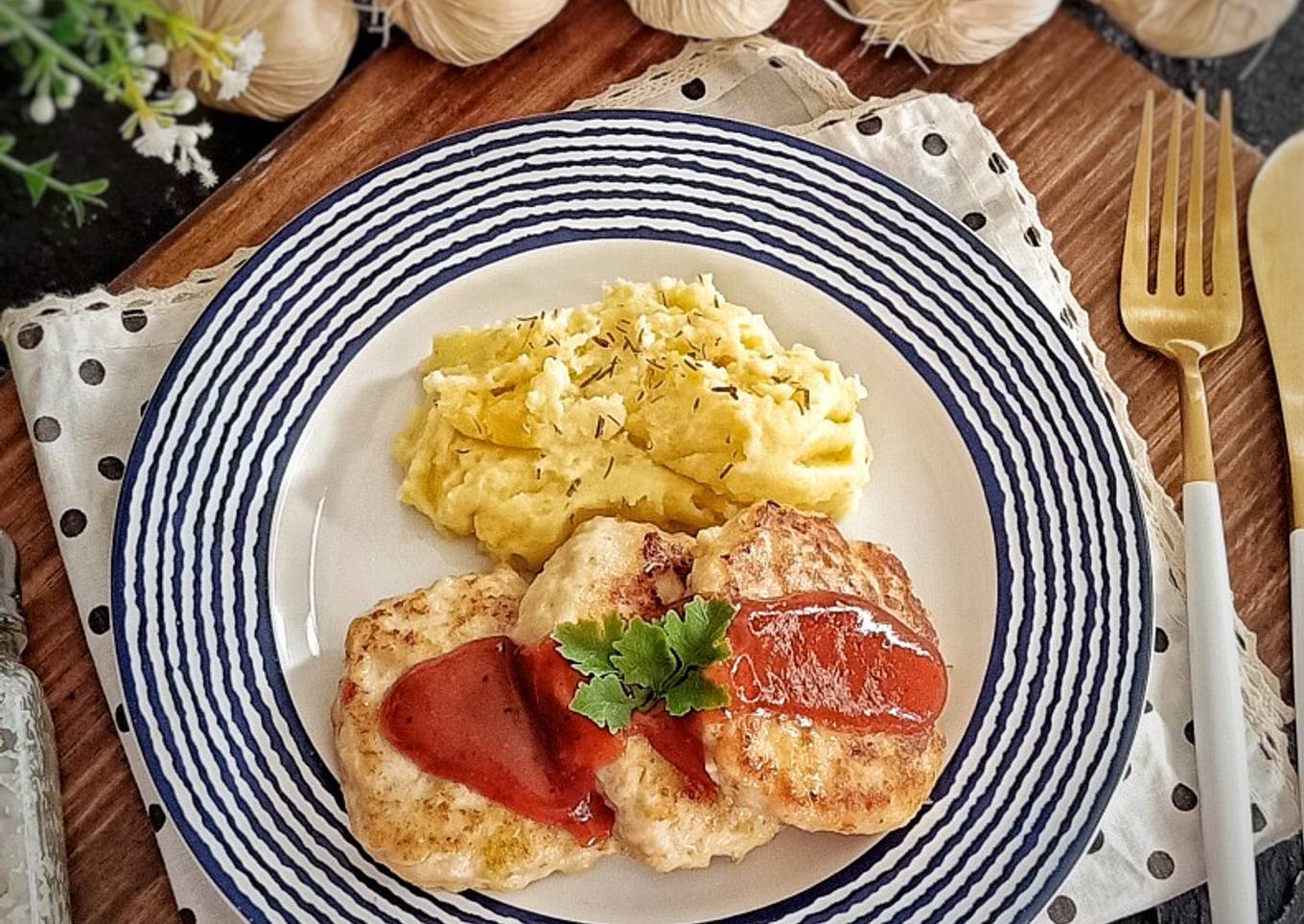 Chicken Enoki Hamburg Steak with mashed potatoes