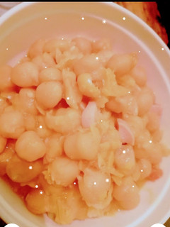 Una foto de Garbanzos con salchicha y Arroz con fideos, deli.!!!😋