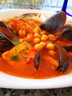 Una foto de Guiso de garbanzos con bacalao y mejillones 🐠