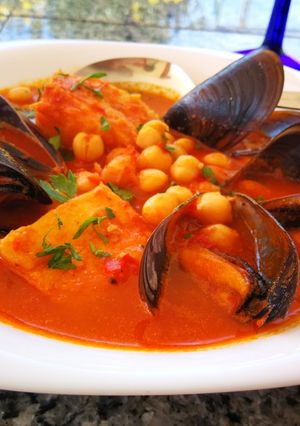 Una foto de Guiso de garbanzos con bacalao y mejillones 🐠