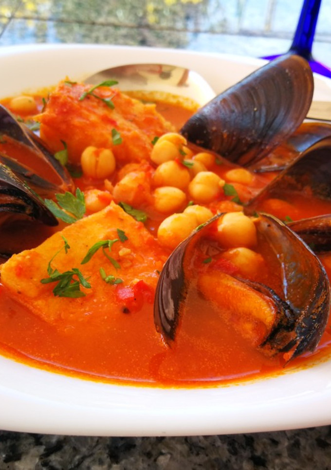 Una foto de Guiso de garbanzos con bacalao y mejillones 🐠