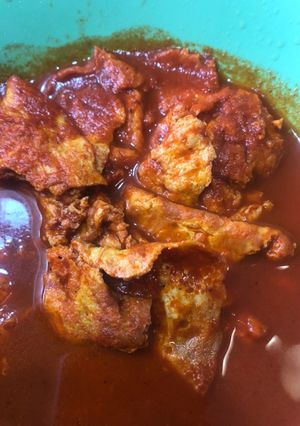 Una foto de Salsa de huevo en salsa de guajillo