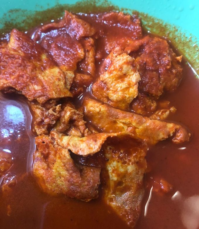Una foto de Salsa de huevo en salsa de guajillo