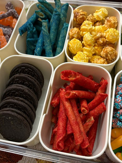 A picture of Halloween snackle box.