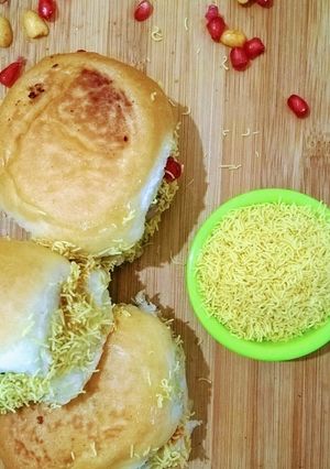 A picture of Dabeli.